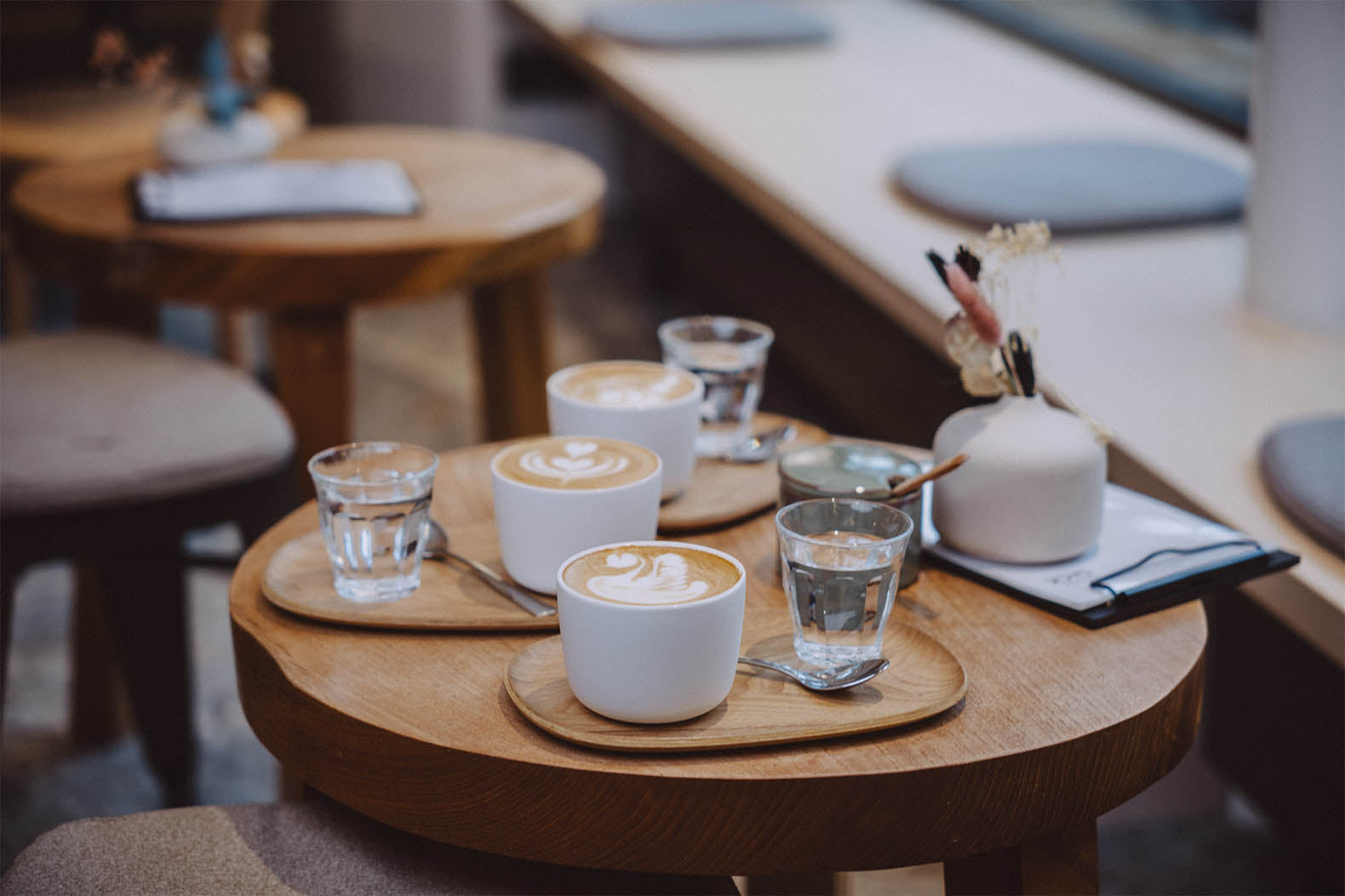 Drei Kaffeesorten aus dem Kaffeesack-Sortiment werden im Laden in Baden-Baden genossen – frisch zubereitet und mit Leidenschaft serviert